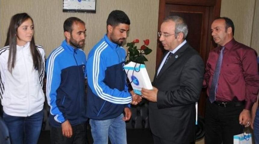 Rekt&ouml;r Battal&rsquo;dan Başarılı Sporculara &Ouml;d&uuml;l