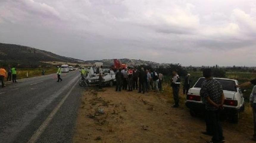 Kamyonla Otomobil &Ccedil;arpıştı: 2 &Ouml;l&uuml;