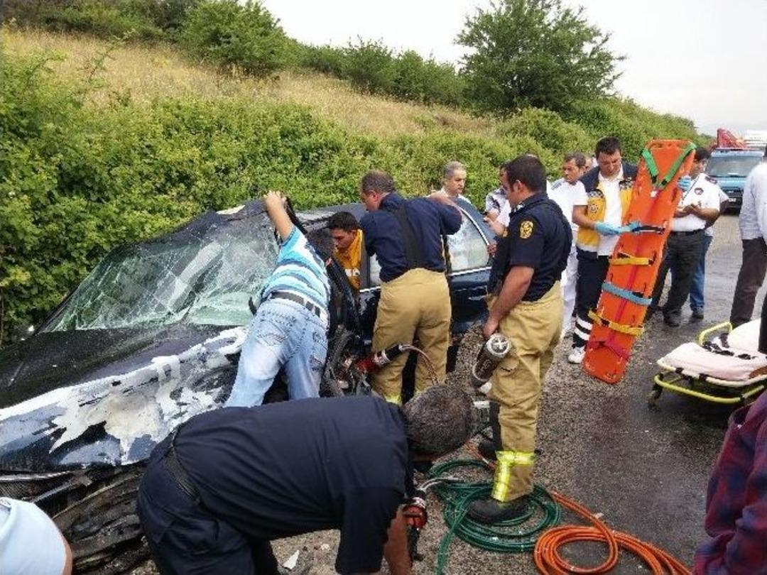 İki Otomobil Kafa Kafaya &Ccedil;arpıştı: 1 Yaralı