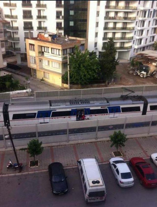 Beton Mikserinin Devirdiği Beton Ses Perdesi Trenin Üzerine Düştü