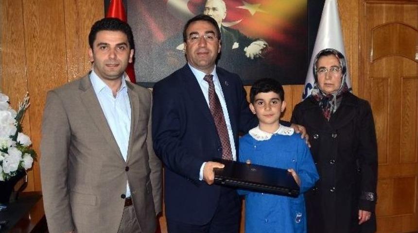 Başkan G&ouml;ksal Toksoy&rsquo;dan Başarılı &Ouml;ğreciye Diz &Uuml;zt&uuml; Bilgisayar