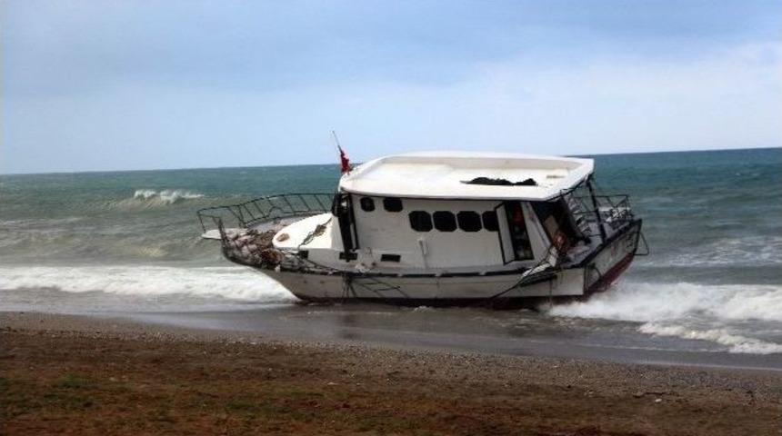 Antalya&rsquo;da 154 Suriyeli M&uuml;ltecinin Bulunduğu Tekne Karaya Vurdu