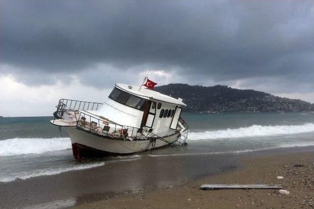 Antalya’da 154 Suriyeli Mültecinin Bulunduğu Tekne Karaya Vurdu