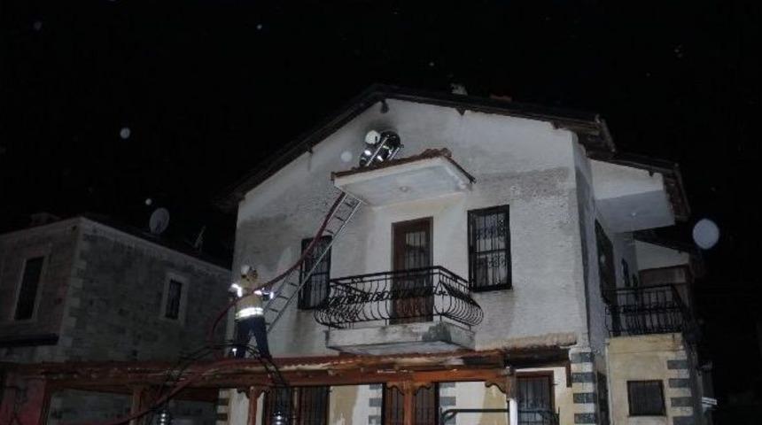 D&uuml;şen Yıldırım Evi Yaktı