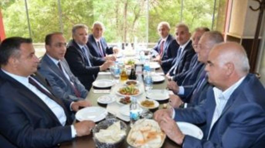 Vali Kahraman Esnaflarla Bir Araya Geldi