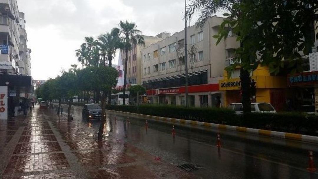 Antalya&rsquo;da Şiddetli Yağmur Ve Fırtına Aydınlatma Direğini Devirdi