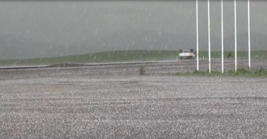 Kars&rsquo;ta Dolu Yağışı Etrafı Beyaza B&uuml;r&uuml;d&uuml;