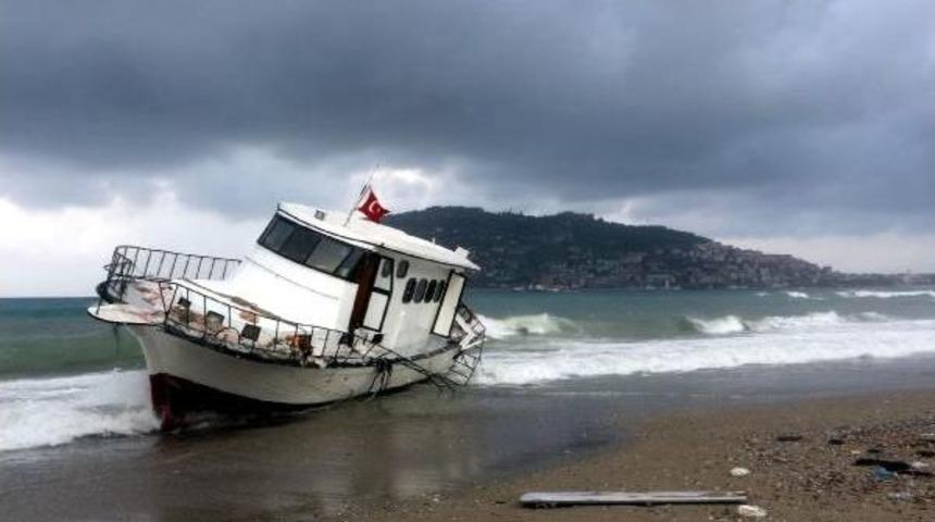 Suriyeli Ka&ccedil;akların Bulunduğu Tekne Karaya Oturdu