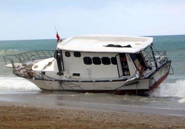 Suriyeli Kaçakların Bulunduğu Tekne Karaya Oturdu