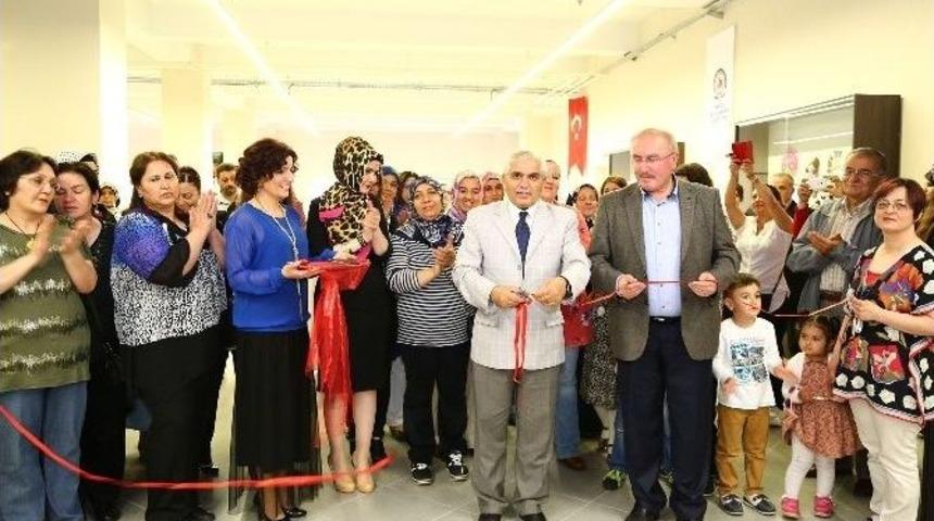 Kadınlar El Emeği Eserlerini Sergiledi