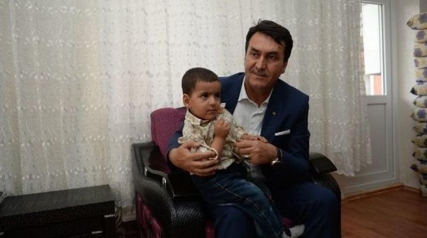 Başkan D&uuml;ndar Hasta &Ccedil;ocuğa Sahip &Ccedil;ıktı