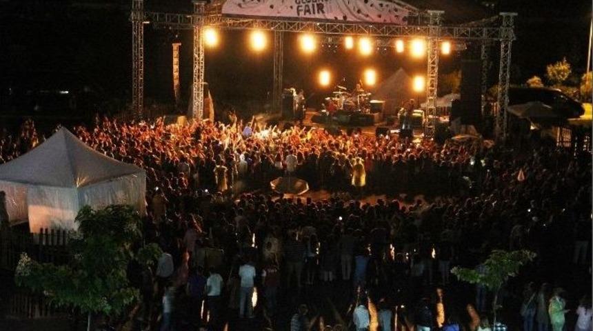 Ua&uuml; Global Fair K&uuml;lt&uuml;r Şenliği&rsquo;nde Duman Sahne Aldı