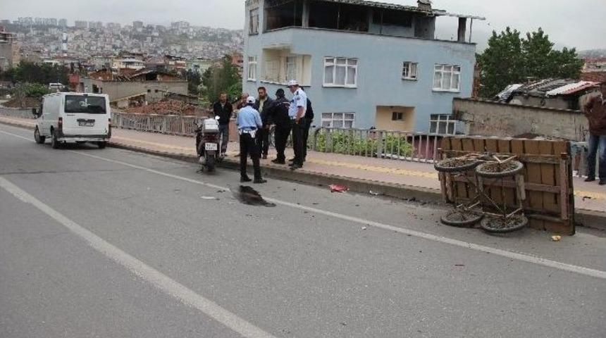 Motosiklet El Arabasına &Ccedil;arptı: 2 Yaralı