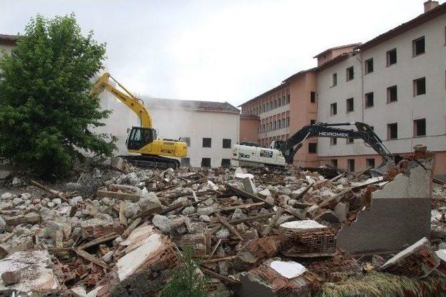 Eski Devlet Hastanesi Binasının Yıkımına Başlandı