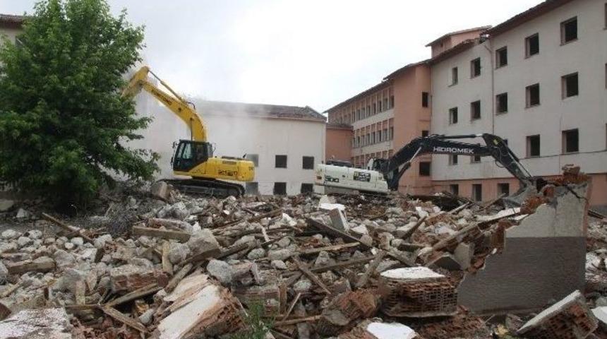 Eski Devlet Hastanesi Binasının Yıkımına Başlandı
