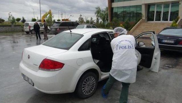 Park Halindeki Otomobilin Camını Kırıp Içindeki 100 Bin Lirayı Çaldılar