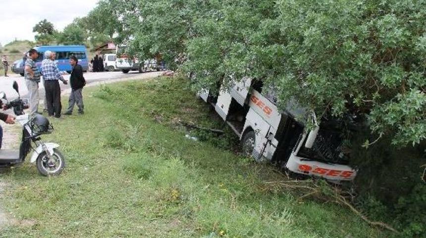 T&uuml;rbe Ziyaretine Giden Kadınların Otob&uuml;s&uuml; Devrildi: 40 Yaralı