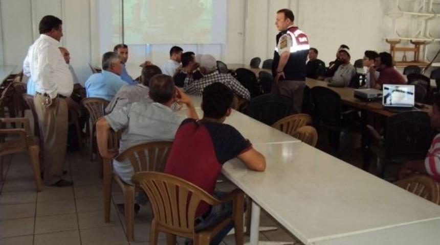 Jandarma Trafikten İş&ccedil;i Servis Ara&ccedil;larının S&uuml;r&uuml;c&uuml;lerine Eğitim