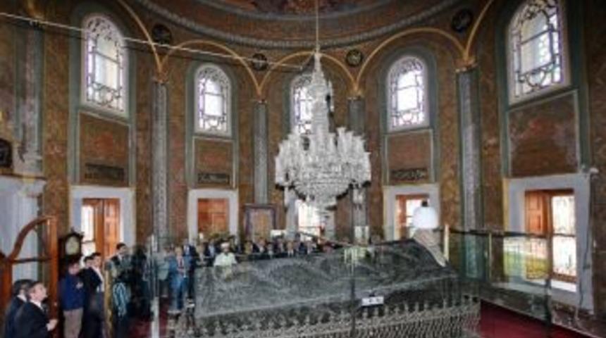 Kadir Topbaş&rsquo;tan, Fatih Sultan Mehmet Han&rsquo;ın T&uuml;rbesine Ziyaret