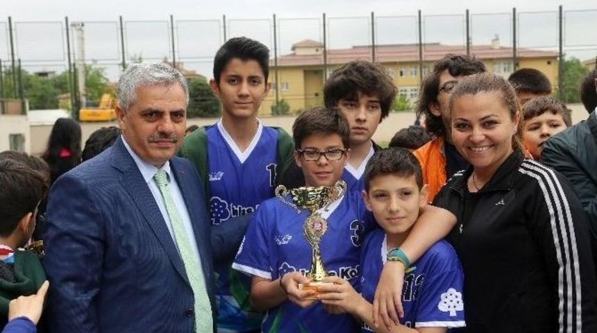 İhlas Koleji, Kazandığı Spor &Ouml;d&uuml;llerini T&ouml;renle Aldı