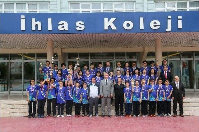 İhlas Koleji, Kazandığı Spor Ödüllerini Törenle Aldı