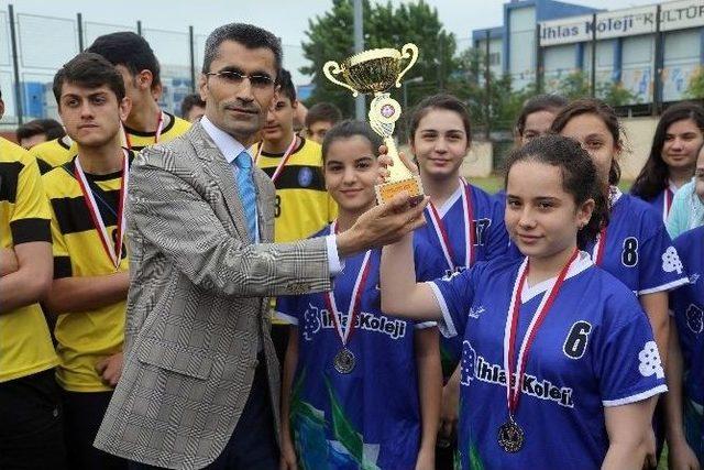 İhlas Koleji, Kazandığı Spor Ödüllerini Törenle Aldı