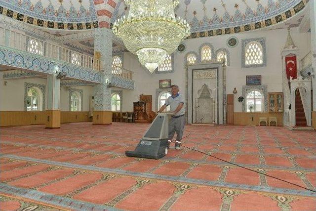 Konyaaltı Camilerinde Ramazan Temizliği Başladı