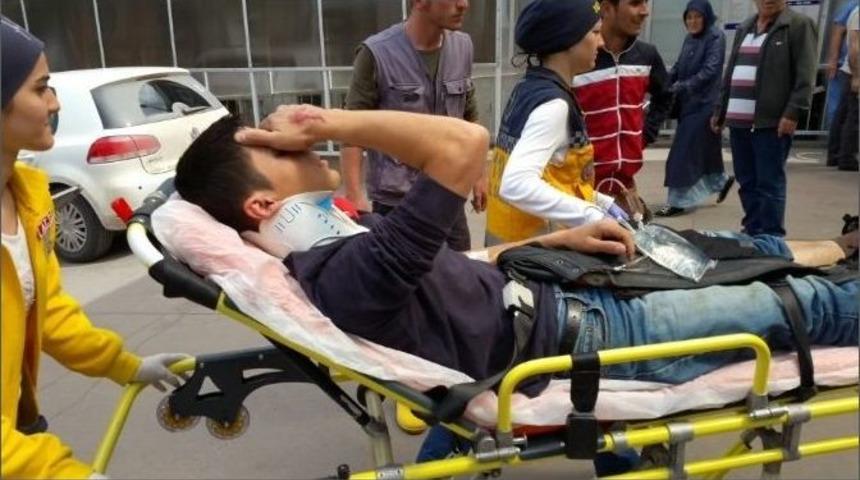 Kocaeli&rsquo;de Otomobille Motosiklet &Ccedil;arpıştı: 1 Yaralı