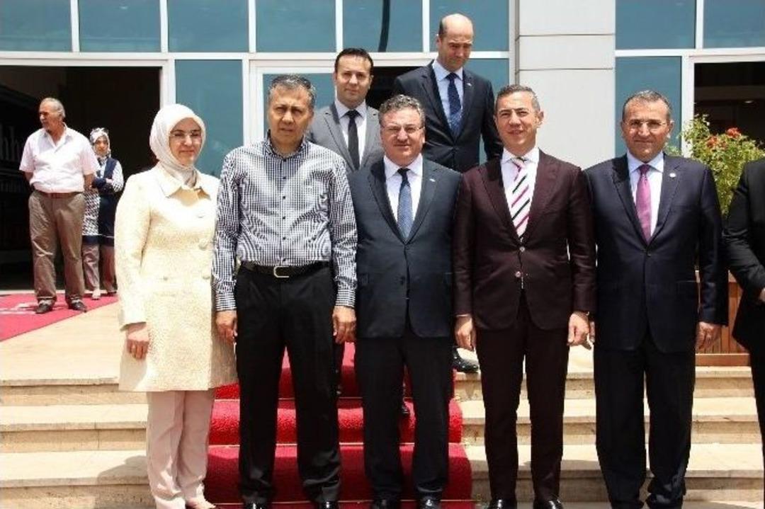 Vali Yerlikaya Domotex Turkey Halı Fuarını Ziyaret Etti