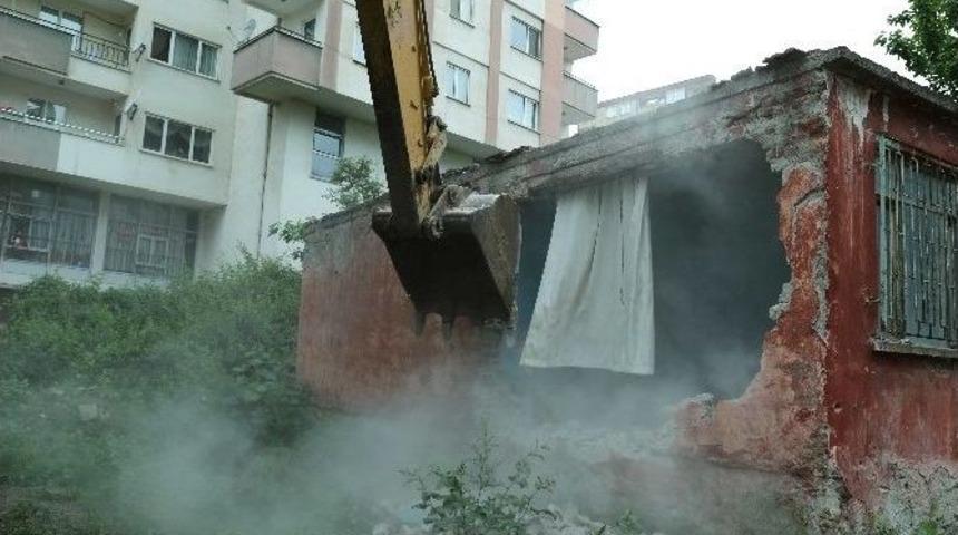 İlkadım&rsquo;da Metruk Binalar Yıkılıyor