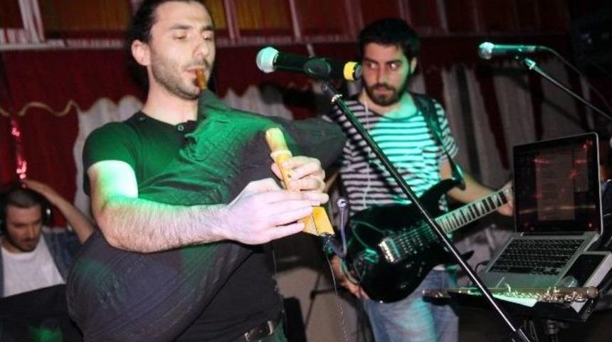 Karadenizli Sanat&ccedil;ı Selim Tarım Alaplı&rsquo;da Konser Verdi