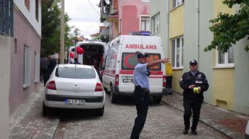 Uşak'ta Iki Aile Arasında Alacak Kavgası: 2 &Ouml;l&uuml;, 3 Yaralı