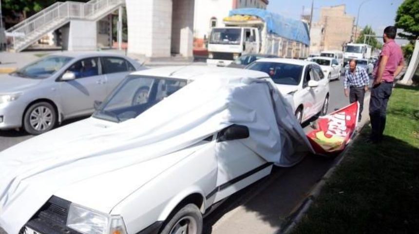 &Uuml;st Ge&ccedil;itten Yola D&uuml;şen Pankart Kazaya Neden Oldu
