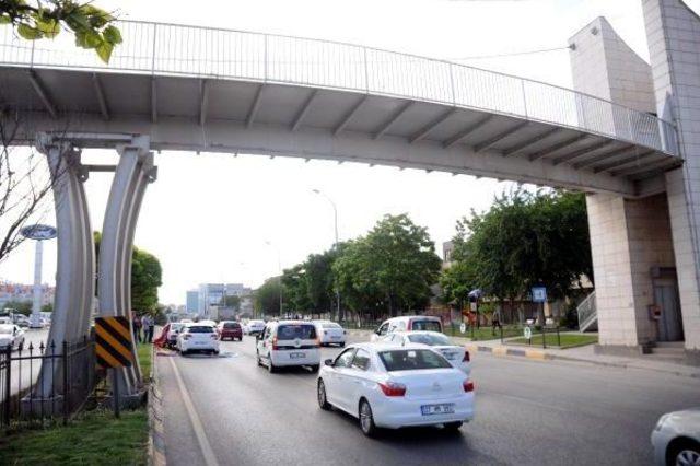 Üst Geçitten Yola Düşen Pankart Kazaya Neden Oldu