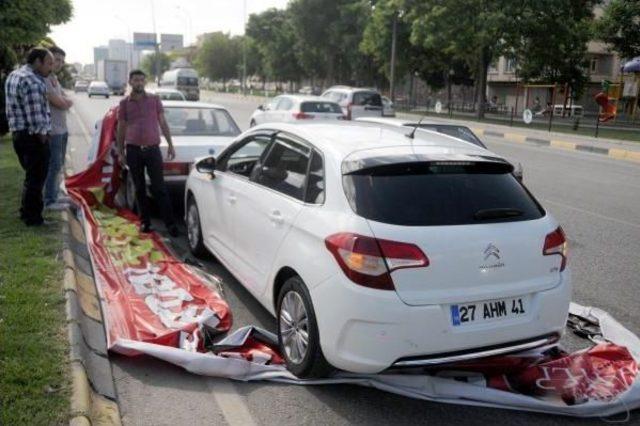 Üst Geçitten Yola Düşen Pankart Kazaya Neden Oldu