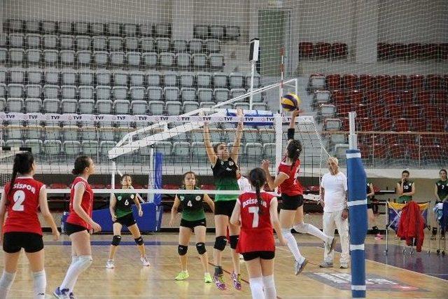 Küçük Kızlar Yarı Final Maçları Yalova’da Başladı