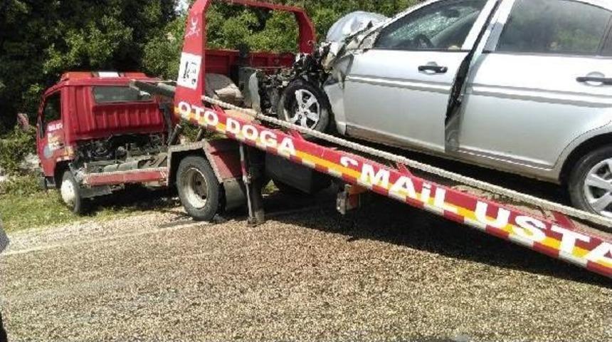 Otomobille Kamyon &Ccedil;arpıştı: 2 Yaralı