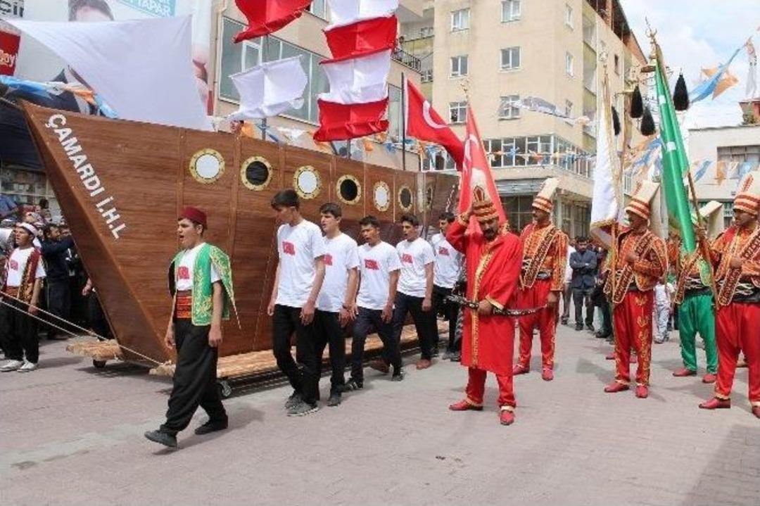 &Ouml;ğrenciler Gemiyi Karadan Y&uuml;r&uuml;tt&uuml;ler