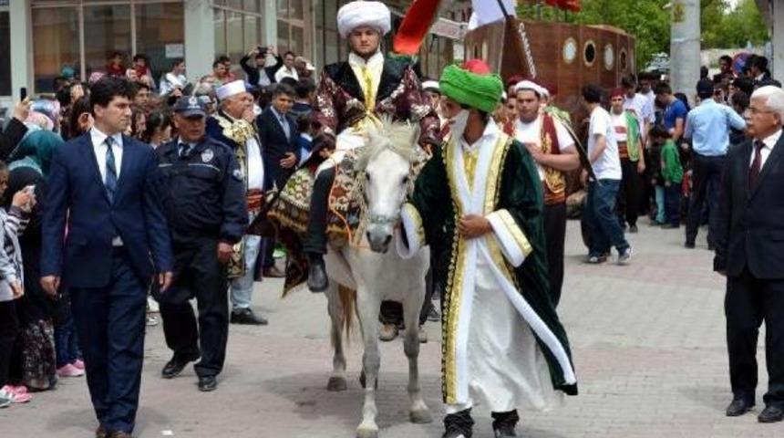Niğde'de Gemileri Karadan Y&uuml;r&uuml;tt&uuml;ler