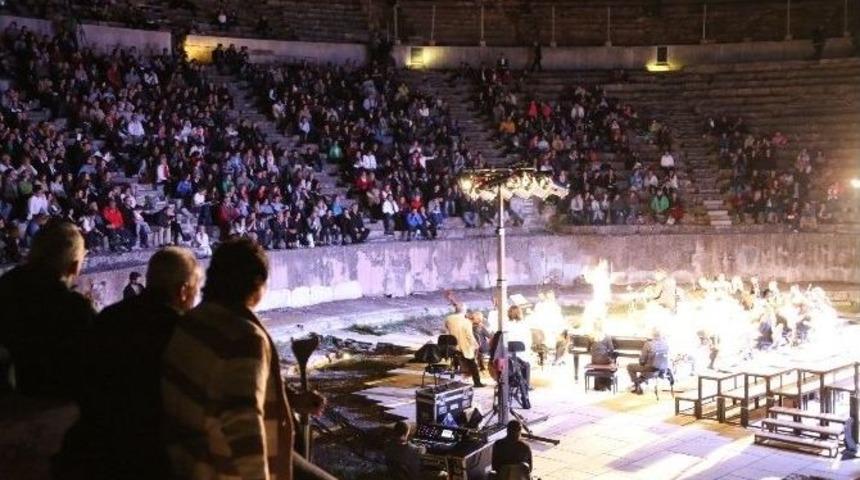 Efes Antik Kenti Bir Kez Daha Dev Bir Konsere Ev Sahipliği Yaptı