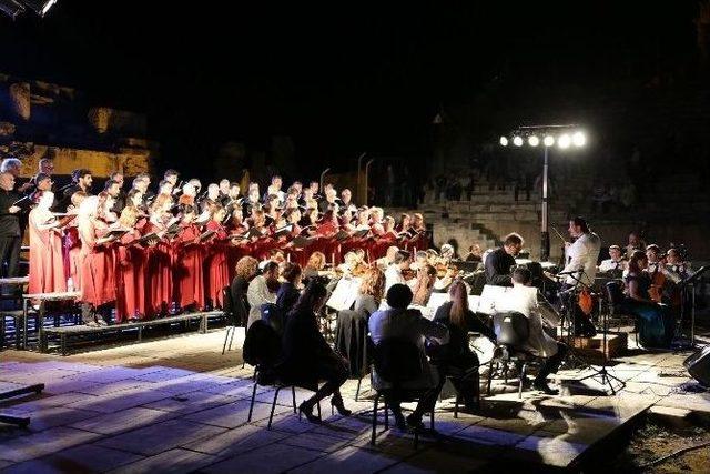 Efes Antik Kenti Bir Kez Daha Dev Bir Konsere Ev Sahipliği Yaptı