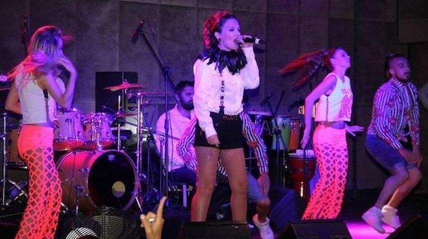 Demet Akalın Bursa&rsquo;yı Salladı