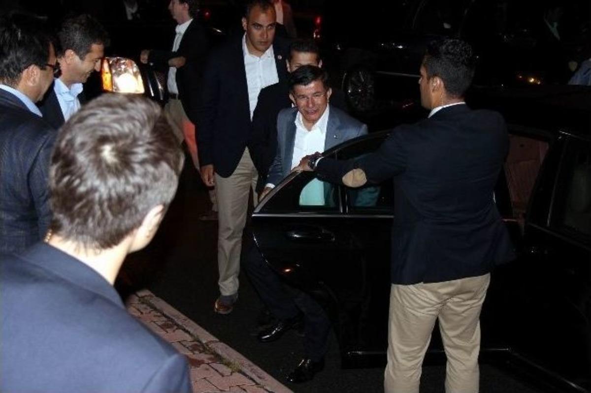 Başbakan Davutoğlu 11. Cumhurbaşkanı Abdullah G&uuml;l&rsquo;&uuml;n Annesi Ve Babasını Ziyaret Etti