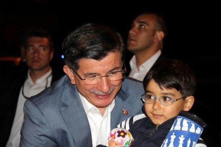 Başbakan Davutoğlu 11. Cumhurbaşkanı Abdullah Gül’ün Annesi Ve Babasını Ziyaret Etti G3