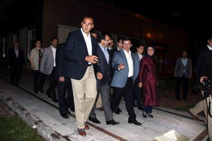 Başbakan Davutoğlu 11. Cumhurbaşkanı Abdullah Gül’ün Annesi Ve Babasını Ziyaret Etti G5