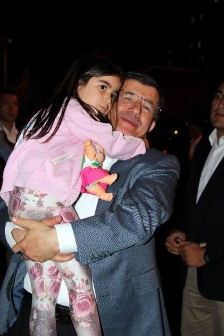 Başbakan Davutoğlu 11. Cumhurbaşkanı Abdullah Gül’ün Annesi Ve Babasını Ziyaret Etti G1