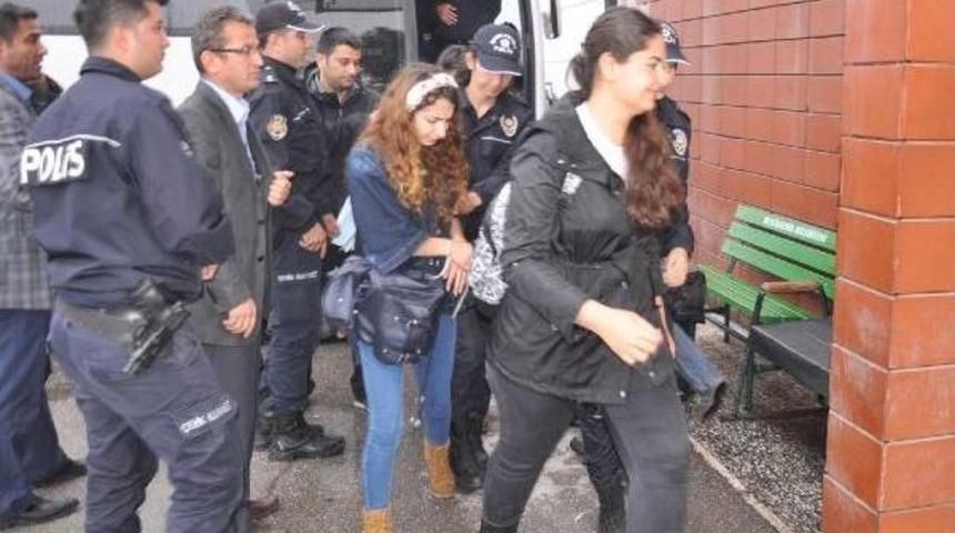 Kamp&uuml;s &Ouml;n&uuml;nde Ak Partili Gen&ccedil;ler Ile Sol G&ouml;r&uuml;şl&uuml; &Uuml;niversiteliler Kavga Etti: 3 Yaralı