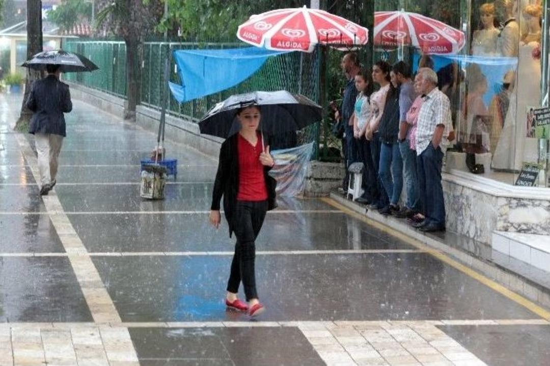 Adana&rsquo;da Yağmur Hazırlıksız Yakaladı