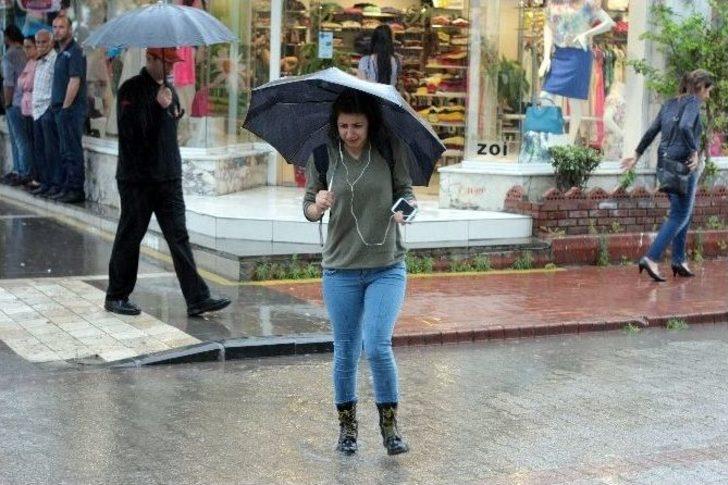 Adana’da Yağmur Hazırlıksız Yakaladı G3