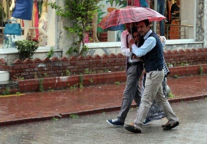 Adana’da Yağmur Hazırlıksız Yakaladı G4